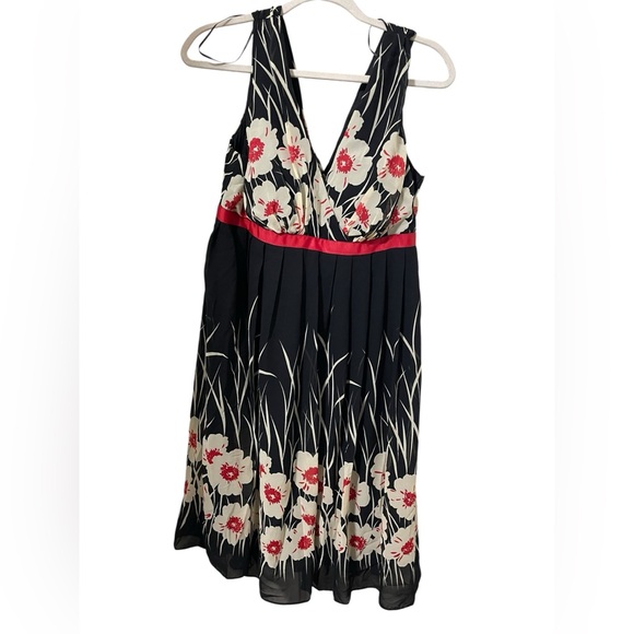 💙DRESS BARN, FLORAL BLACK/ RED SLEEVELESS, PLEADED DRESS - Picture 3 of 11